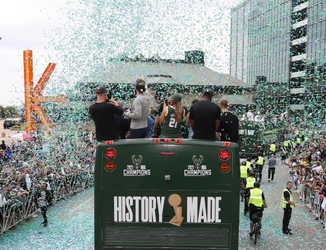 九游娱乐-等待了半世纪的狂欢!密尔沃基万人空巷庆雄鹿登顶