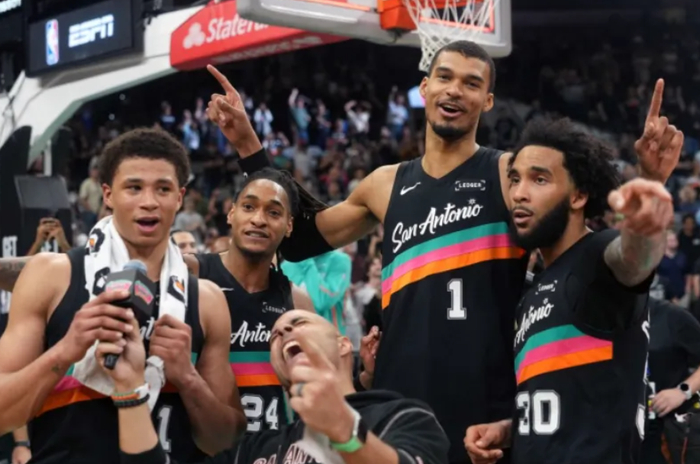 九游-22+10+10,4号秀超级崛起,说他是保罗接班人,可能并非开玩笑|马刺|克里斯·保罗|卡斯尔|哈珀|圣安东尼奥马刺队_新浪体育_新浪新闻